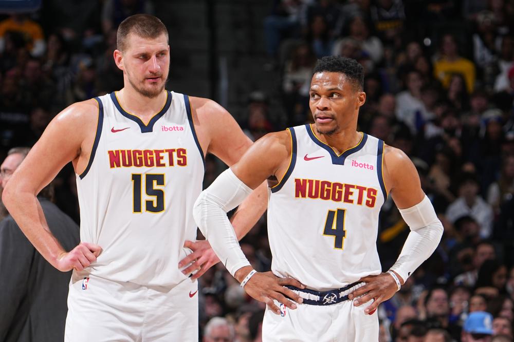 看似一切都 看似一切都